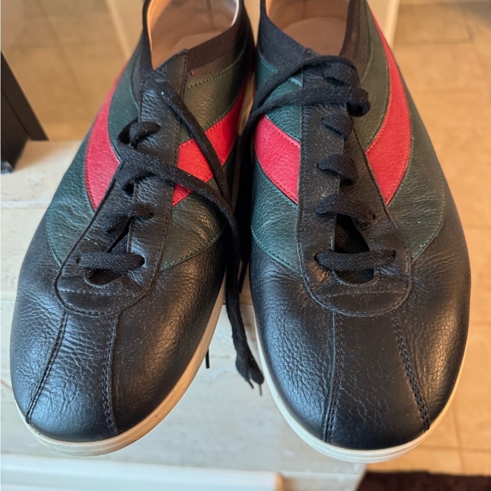 Stylish Black and Red Men's GUCCI loafers